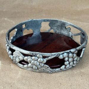 1989 Seagull Pewter Grapes Wine Bottle Coaster.